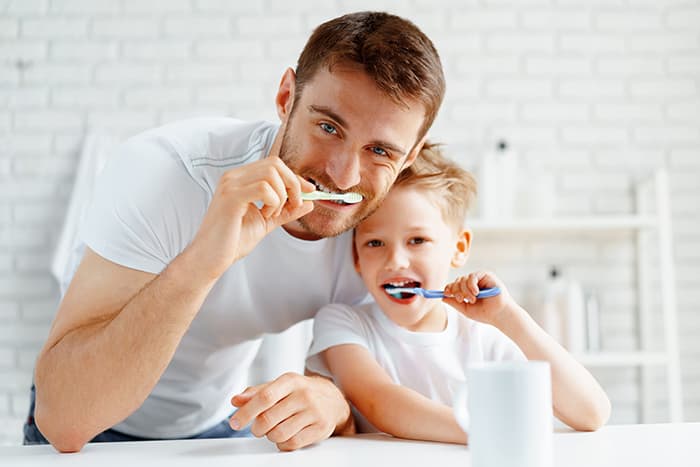 periodoncia-mostoles-padre-e-hijo-cepillandose