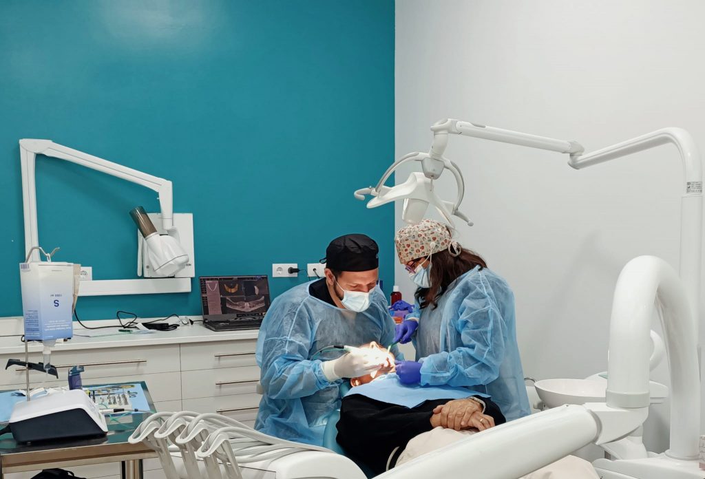 Cirugía de implantes dentales en BR dental